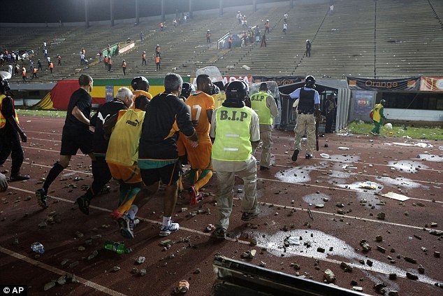 Các cầu thủ đã phải hứng chịu cơn mưa gạch đá, chai lọ hay bất cứ thứ gì từ phía khán đài.